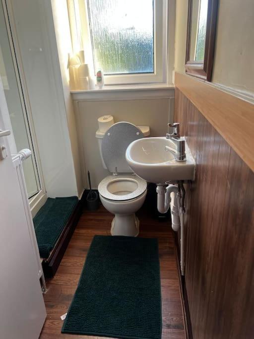 One Bedroom Apartment In Gorgie With New Central Heating System إدنبرة المظهر الخارجي الصورة