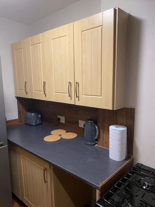 One Bedroom Apartment In Gorgie With New Central Heating System إدنبرة المظهر الخارجي الصورة